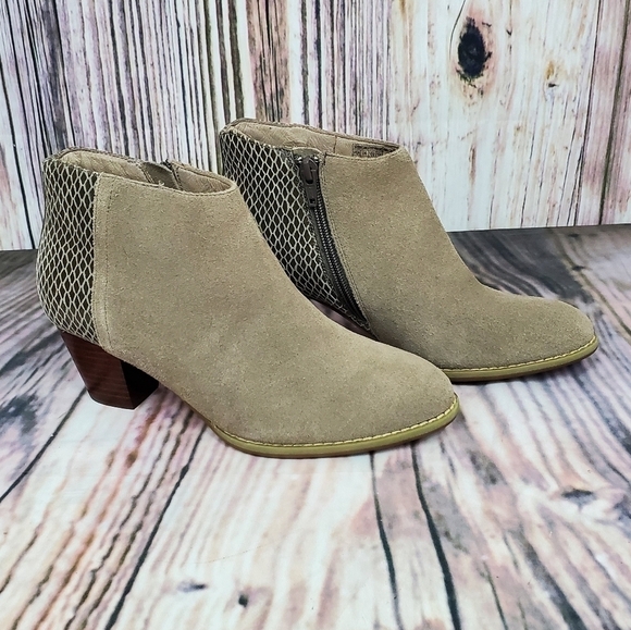 Vionic Bromley Beige Suede Snakeskin Print Zipper Ankle Booties Size 6 - Picture 3 of 12